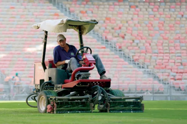 خطوات متسارعة لتأهيل أرضية ملعب «الجوهرة»