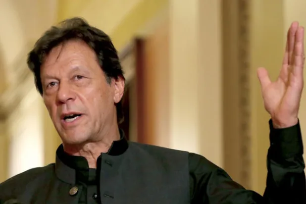 خان يعلن من واشنطن إجراء محادثات مع «طالبان» لدعم جهود السلام في أفغانستان