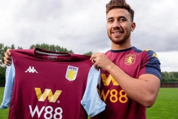 محمود «تريزيغيه» يستعرض قميص آستون فيلا