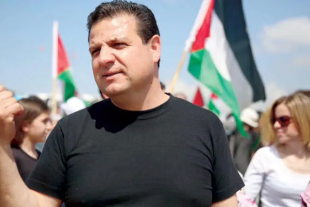 باراك يقيم تحالفاً أولياً في اليسار ويرى «فرصة حقيقية لإسقاط نتنياهو»