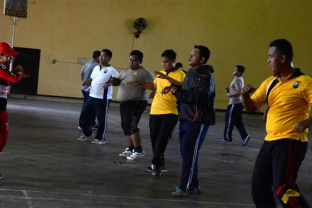 رجال الشرطة في إندونيسيا يخضعون لبرنامج قاسٍ لإنقاص الوزن