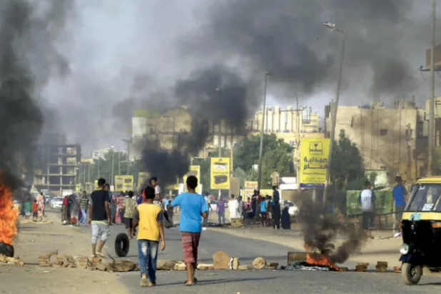 مظاهرات حاشدة في الخرطوم وعودة المتاريس وإطارات السيارات المحروقة إلى الشوارع