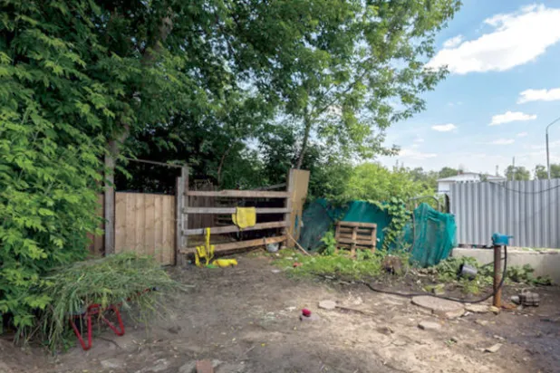 يحصل سكان قرية تيريخوفو وسط موسكو على الماء من الآبار كأنهم في قرية نائية في سيبيريا