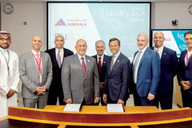 جانب من توقيع عقد المشروع الخاص بالموظفين