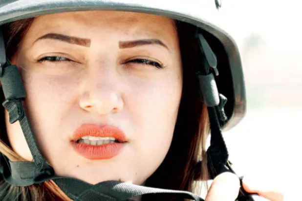 صحافية حربية كردية تتحدى الصور النمطية من خط النار