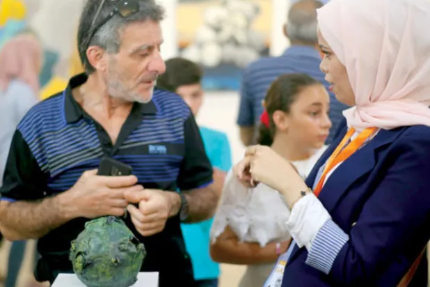 الفنانة الشابة مرام أبو تيّم مع أحد الزائرين