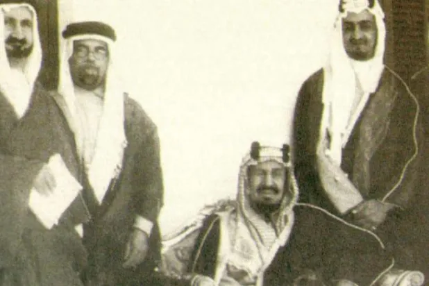 Kral Abdulaziz ve solunda Hicaz’daki Kral Yardımcılığı görevini üstlenen oğlu Kral Faysal 