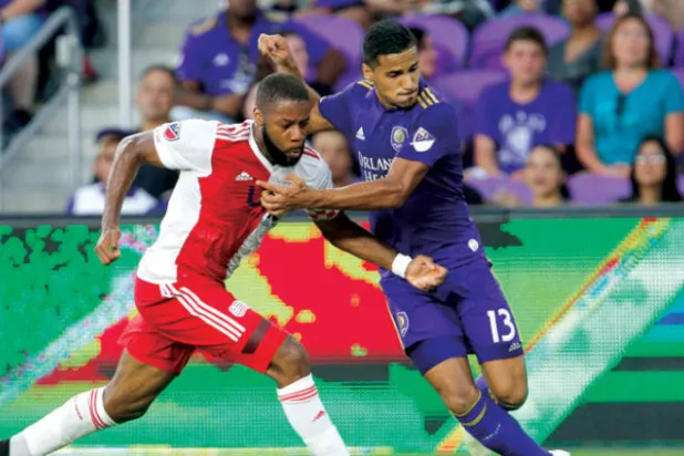 المنير مع أورلاندو سيتي قبل انتقاله إلى  لوس أنجليس 