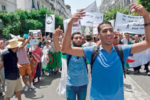 طلاب الجزائر يتظاهرون مجدداً بشعار «لا حوار مع العصابة»