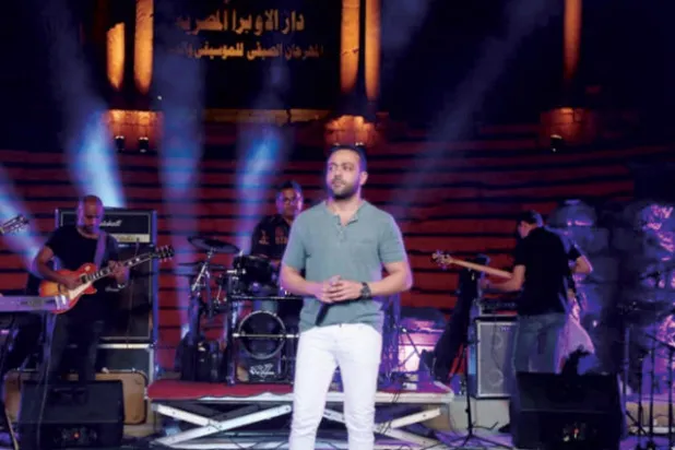 تامر عاشور يطرب جمهور «المسرح الروماني» في الإسكندرية