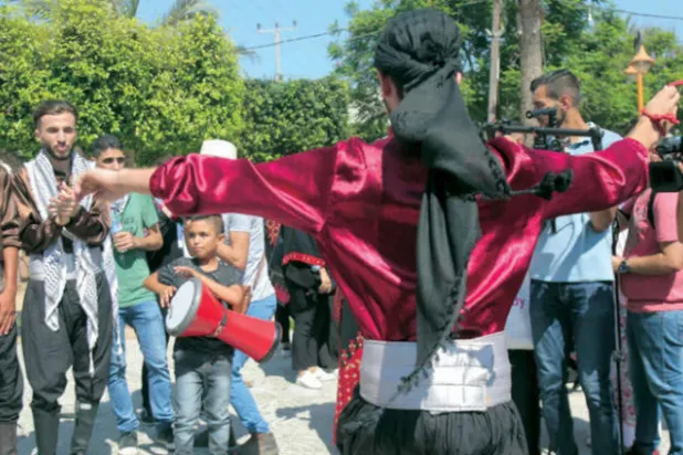 شاب يرقص رقصات شعبية تراثية على أنغام الزجل (الشرق الأوسط)