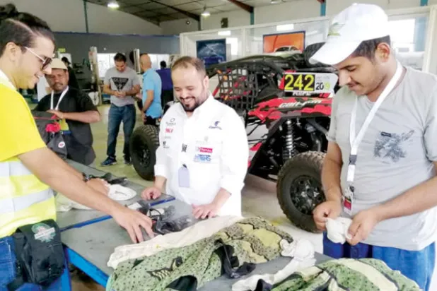 جانب من استعدادات المتسابقين لرالي عسير (الشرق الأوسط)