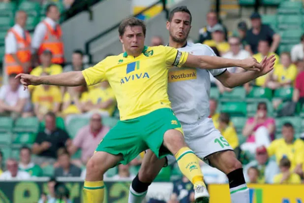 غرانت هولت... أحد أبرز الهدافين الذين لم يساندهم الحظ في تاريخ الدوري الإنجليزي