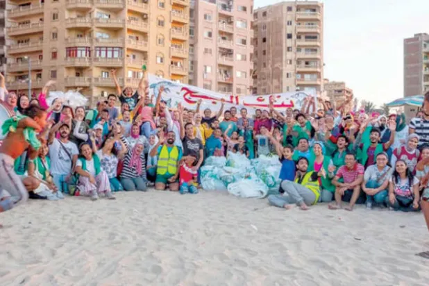 مبادرة تستبدل البلاستيك بأكلات لذيذة لتنظيف الشواطئ المصرية