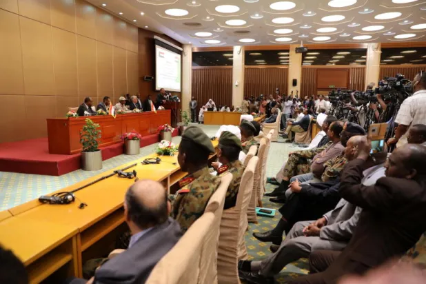 توقيع الوثيقة الدستورية في قاعة الصداقة (إ.ب.أ)