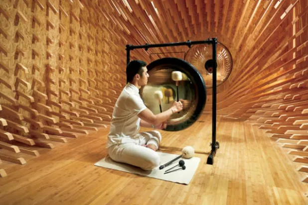 عمل بعنوان «غرفة العجائب» في فندق بمدينة طوكيو (نيويورك تايمز)