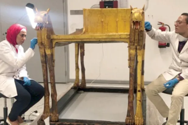 جانب من أعمال الترميم الأثري لمقتنيات توت عنغ آمون الفرعون الذهبي بمركز الترميم في المتحف الكبير