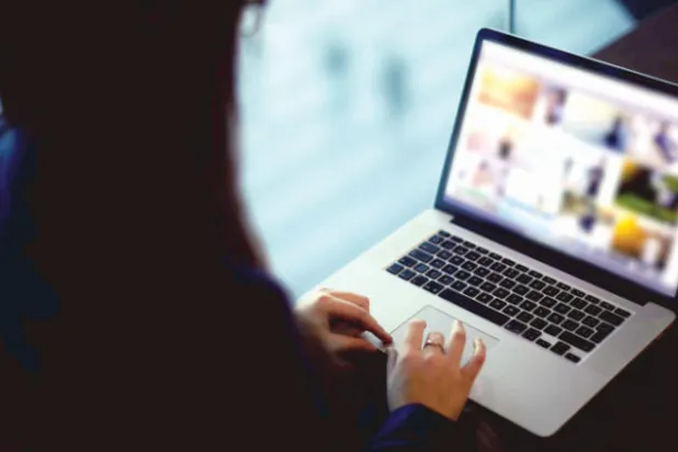 المحتوى الإعلاني الإلكتروني... بين الفبركة وهيمنة رأس المال