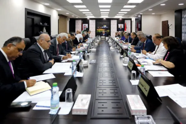 أشتية يرفض الحديث عن «حكم ذاتي» للفلسطينيين