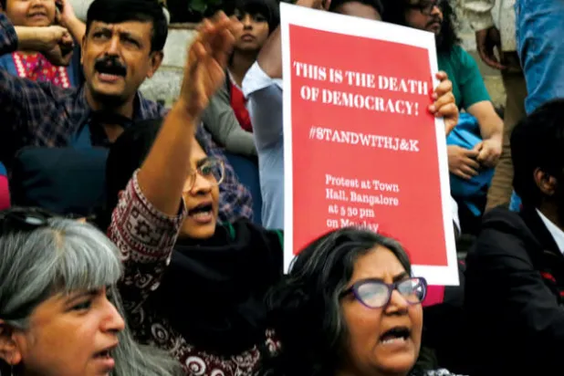 مخاوف من مواجهة في كشمير بعد إلغاء الهند الحكم الذاتي في الإقليم
