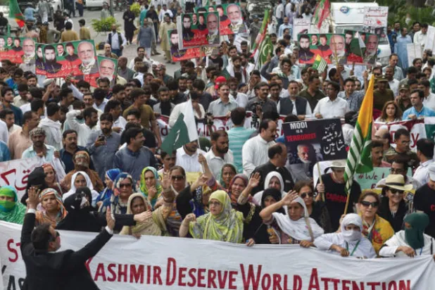 تحذير باكستاني وقلق دولي بعد تصعيد هندي في كشمير