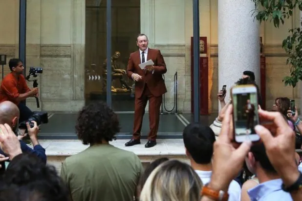 كيفن سبيسي يقرأ شِعراً في أول ظهور علني منذ أزمة «الاعتداء الجنسي»