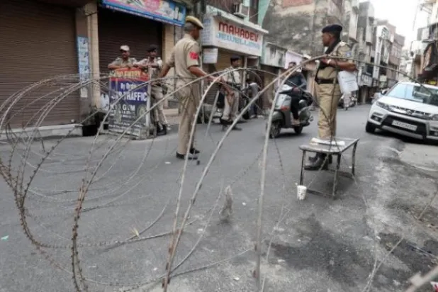 احتجاجات وخوف وإطلاق نار في كشمير بعد إلغاء الهند الحكم الذاتي
