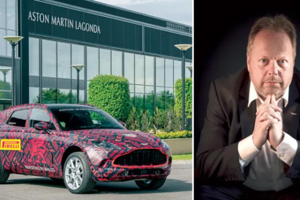 د. أندي بالمر  -  طراز «دي بي إكس» أمام مصنع الشركة