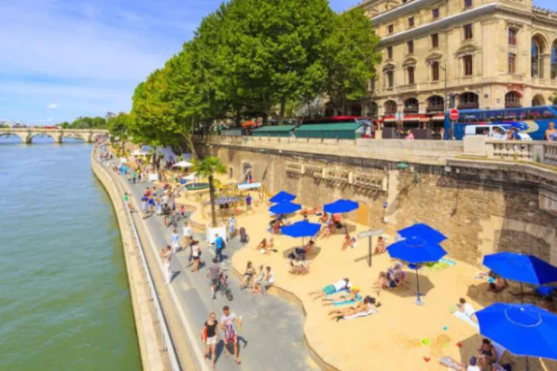 باريس لا تقع على البحر لكنه يحضر إليها