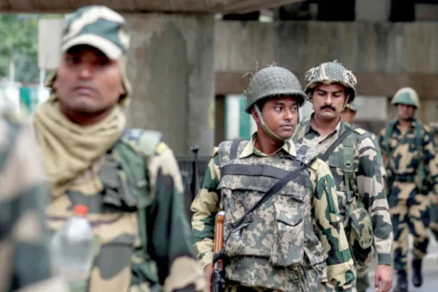 باكستان تطرد سفير الهند وتعلق التجارة معها