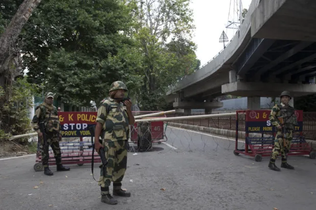بريطانيا تطالب الهند بالتهدئة حول كشمير