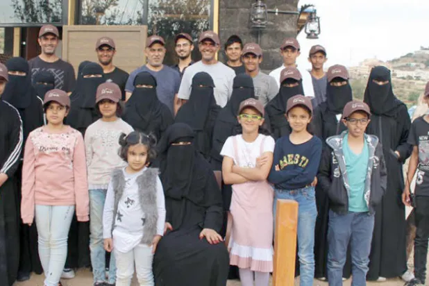 أفراد العائلة يعملون سوياً لإنجاح مشروع المنتجع الريفي