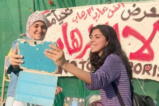 الفنانون أمام معهد الأورام يعبرون بأعمالهم عن رفضهم للإرهاب والعنف