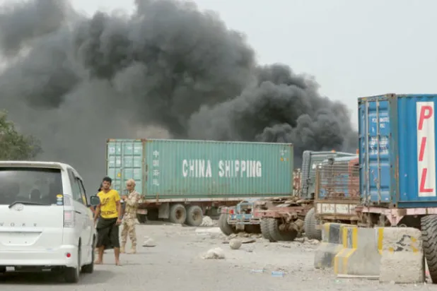 «معارك عدن» تهدد آلاف المدنيين وتحذير من توقف كلي للخدمات