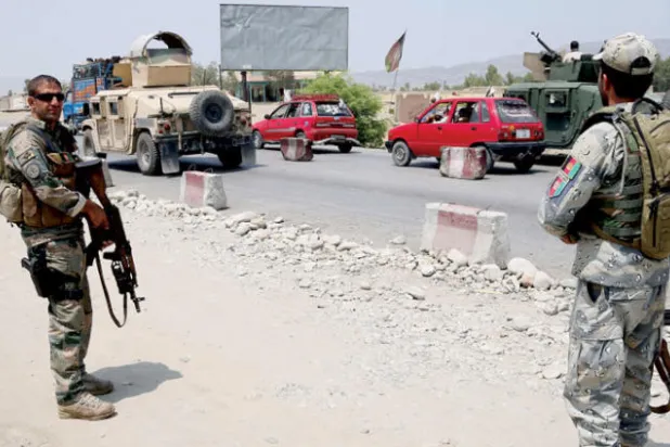 «طالبان» والمبعوث الأميركي يوقعان «سلام أفغانستان» بعد العيد