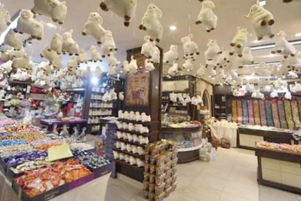 متجر لبيع حلوى العيد والألعاب وسط مدينة غزة