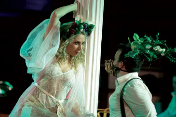 داخل مسارح العشاء الفاخرة تمتزج المسرحيات الكلاسيكية بأطباق الخضراوات