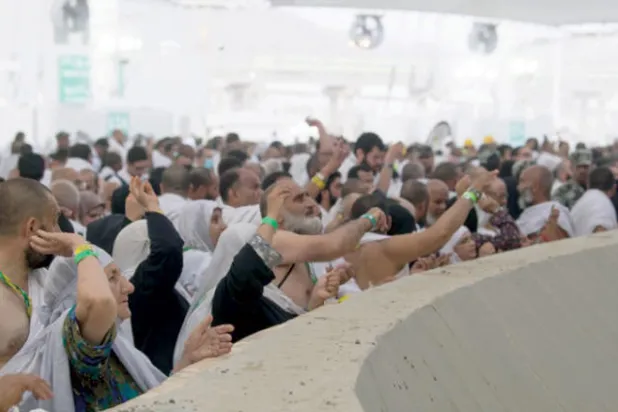 الحجاج يرمون جمرة العقبة أمس (واس) 