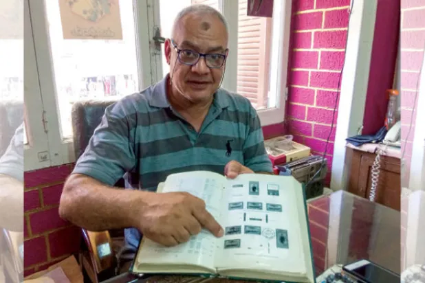 الحاج جلال يشير إلى مجموعة طوابع الخديو إسماعيل النادرة