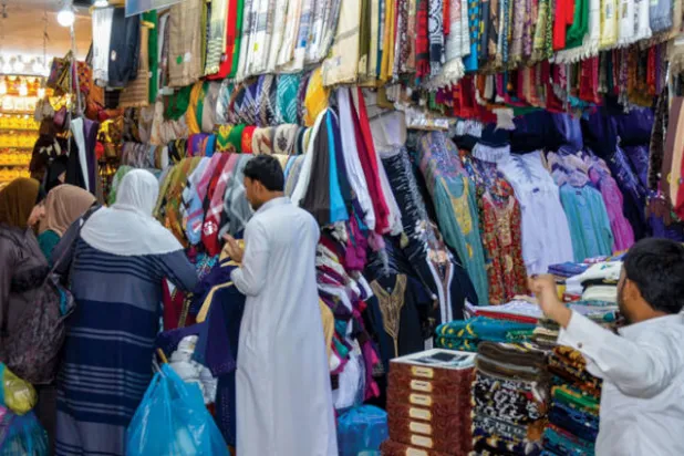 الأسواق في مكة تكتظ بالحجاج قبل مغادرتهم المشاعر المقدسة