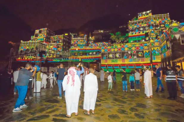 الإسقاط الضوئي في قرية «رجال»