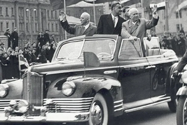 خروشوف بجانبه الرئيس جمال عبد الناصر على متن سيارة زيس 110 بي