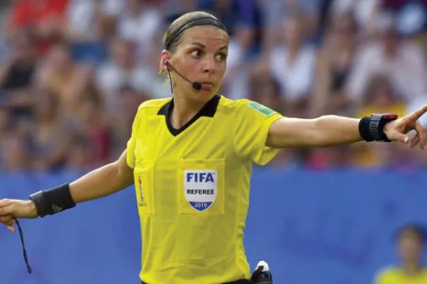 فرابار ستدخل التاريخ أول حكمة تدير مباراة كأس السوبر الأوروبية للرجال (أ.ف.ب)