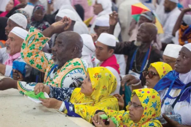 Hacılar teşriğin ikinci günü taş atarken (Foto: Adnan Mehedli)