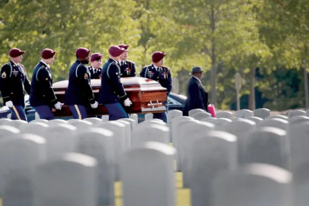 جنود أميركيون خلال تشييع جنازة الجندي آيسايا نانس الذي قُتل برصاص شخص يرتدي زي القوات الحكومية الأفغانية في ولاية قندهار الشهر الماضي (أ.ف.ب)