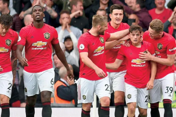 جيمس (الثاني من اليسار) الذي اختتم رباعية يونايتد أمام تشيلسي كلّف يونايتد 15 مليون إسترليني