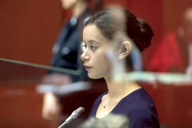  فتاة تدافع عن نفسها في «الفتاة ذات الأساور»