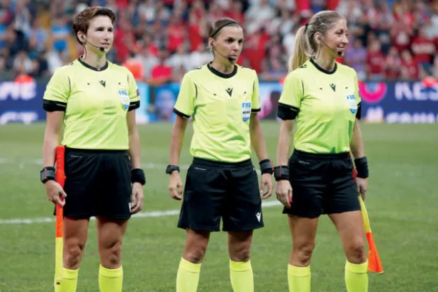 فرابار (في الوسط) بجوار زميلتيها بعد أن دخلن التاريخ كأول طاقم تحكيم سيدات يدير مباراة نهائية قارية للرجال (رويترز)
