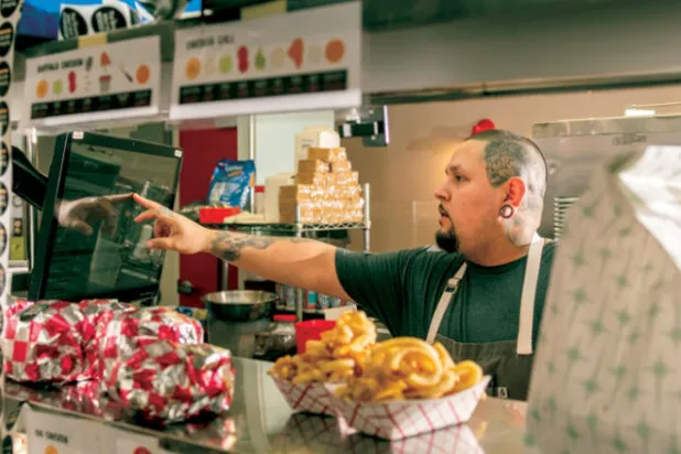 كل ما يحتاج إليه صاحب المنشأة هو المطبخ ومن بعد ذلك تسويق المنتجات من خلال أحد تطبيقات توصيل الوجبات (نيويورك تايمز)