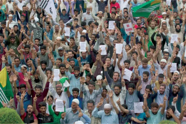 صدامات بين الشرطة والمتظاهرين في كشمير... والهند تعلن «تخفيف القيود»